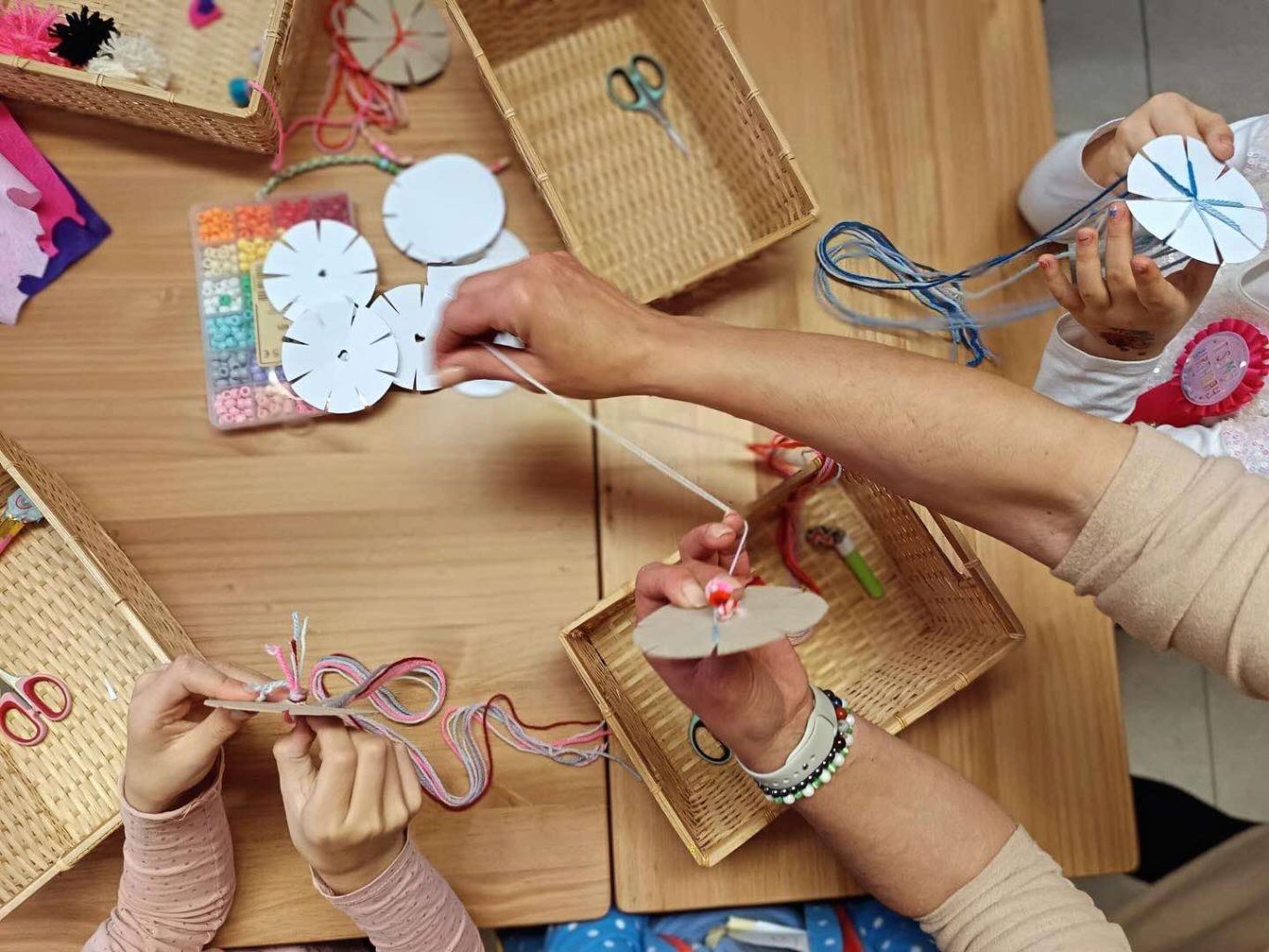 Armbänder basteln Kindern basteln Armbänder
