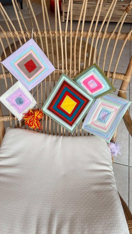 Kinder basteln Mandalas aus Wolle