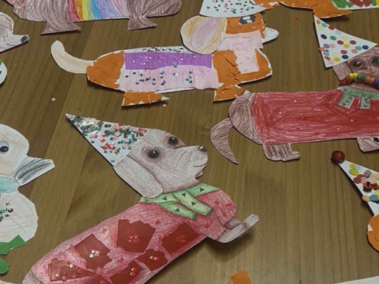 Kinder basteln gemeinsam am Tisch in der Kreativwerkstatt in Kaarst-Holzbüttgen.