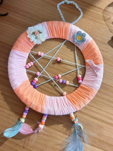 Kinder basteln Traumfänger aus Wolle
