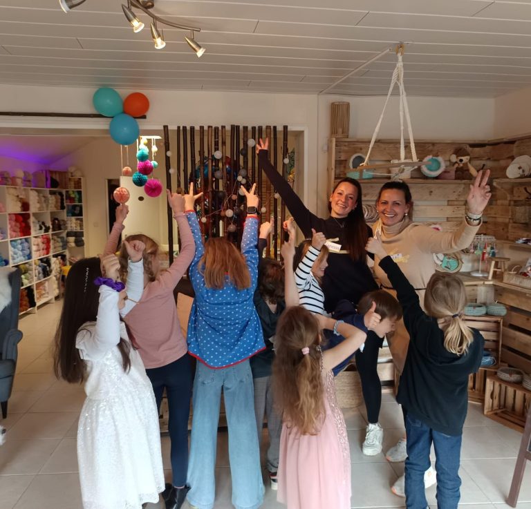 Fröhliche Kindern feiert einen kreativen Kindergeburtstag in der Kreativwerkstatt