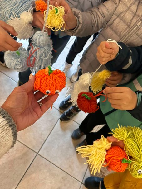 Kinder basteln Kürbis aus Wolle