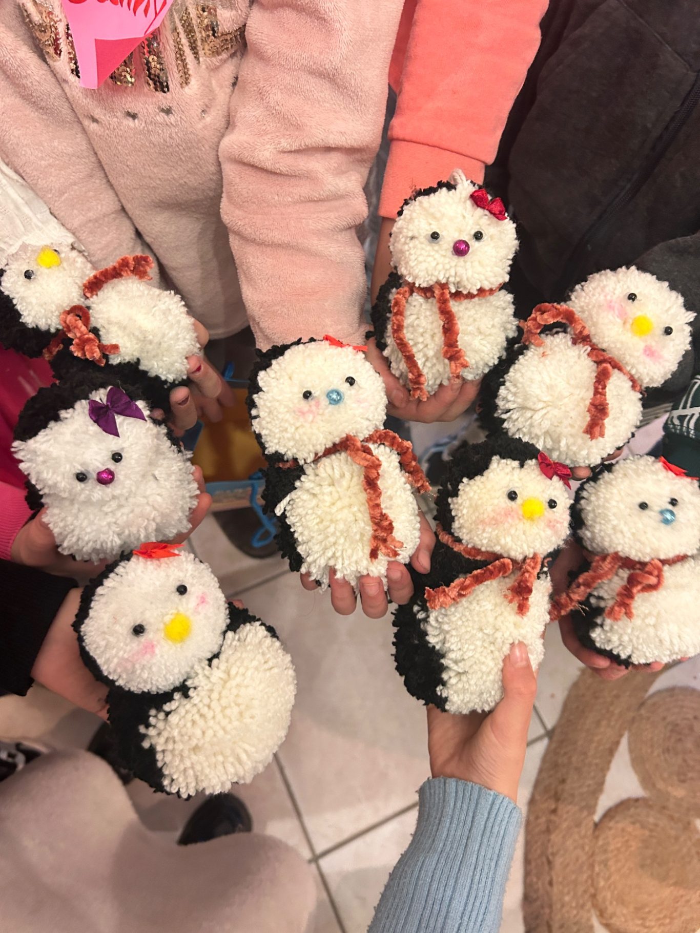 Pinguin aus Pompons gebastelt Pinguin aus Wolle