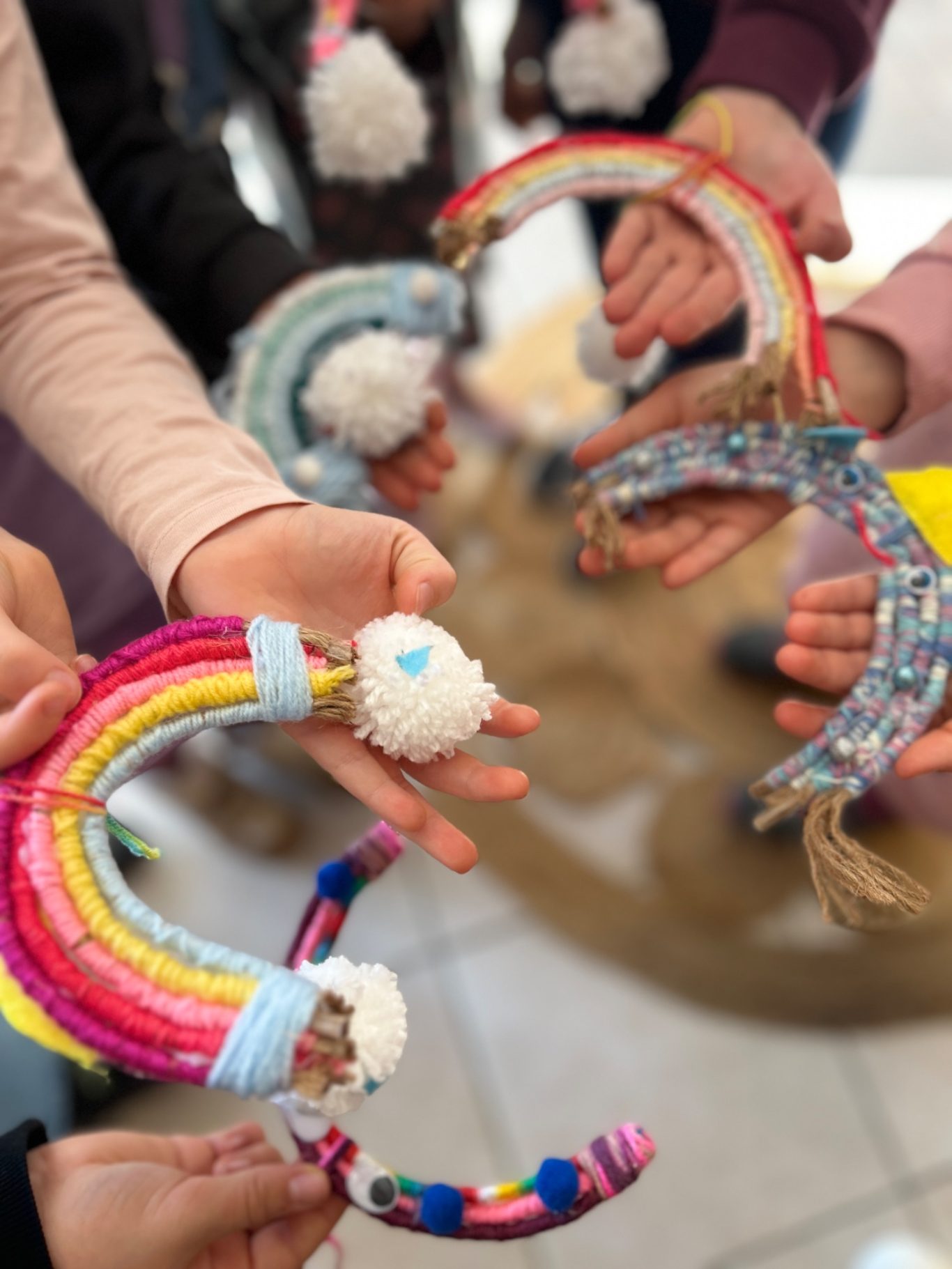 Regenbogen gebastelt Regenbogen aus Wolle