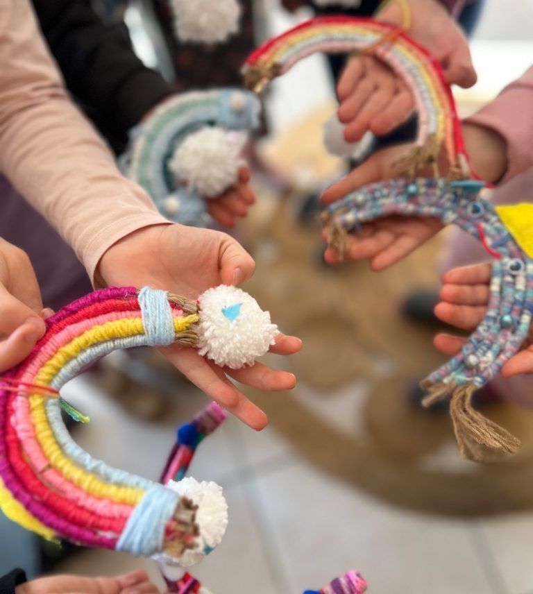 Fröhliche Kindern feiert einen kreativen Kindergeburtstag in der Kreativwerkstatt in Kaarst