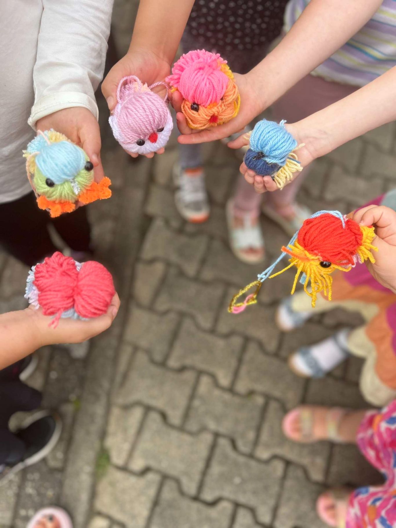 Vogel aus Wolle gebastelt Vogel aus Wolle