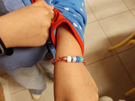 Armband aus Wolle und Perlen